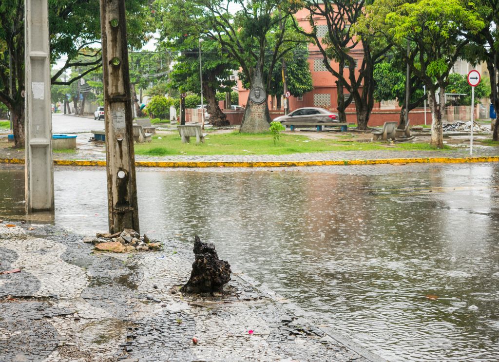 Rua alagada em Recife/PE. Fonte: Adobe Stock. Rua alagada em Recife/PE. Fonte: Adobe Stock.