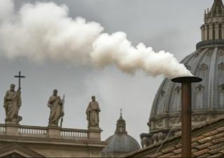 Conclave pour élire le successeur du pape François : comment obtient-on les couleurs de la fumée noire et blanche ?