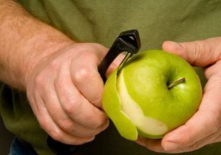 ¿Es necesario pelar la fruta? Los expertos en nutrición explican los riesgos y beneficios de este hábito
