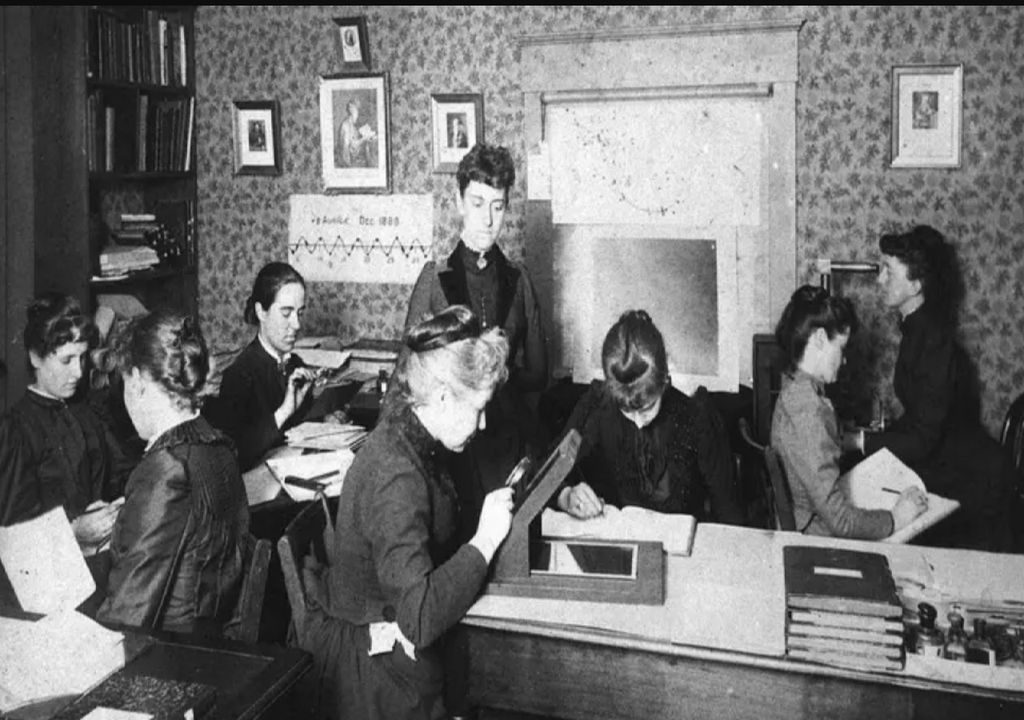 Hasta 1927, el Observatorio del Harvard College empleó a unas 80 mujeres para estudiar fotografías de estrellas hechas en placas de vidrio. Hasta 1927, el Observatorio del Harvard College empleó a unas 80 mujeres para estudiar fotografías de estrellas hechas en placas de vidrio.