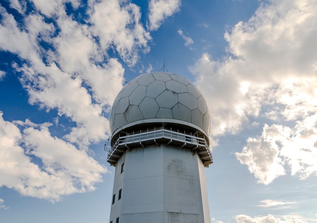 Un radar meteorológico es una antena que permite detectar objetos en la atmósfera, como gotas de lluvia, copos de nieve, granizos o insectos, etc., a kilómetros de distancia. Un radar meteorológico es una antena que permite detectar objetos en la atmósfera, como gotas de lluvia, copos de nieve, granizos o insectos, etc., a kilómetros de distancia.