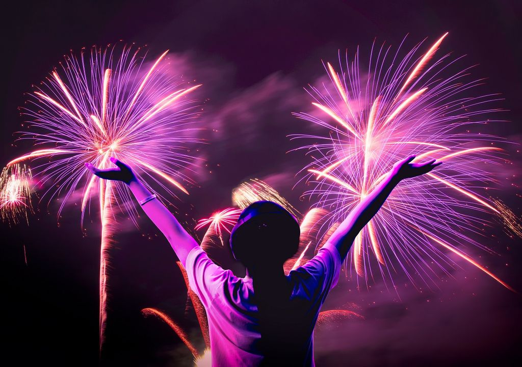 espectáculo pirotécnico; persona; celebración año nuevo espectáculo pirotécnico; persona; celebración año nuevo