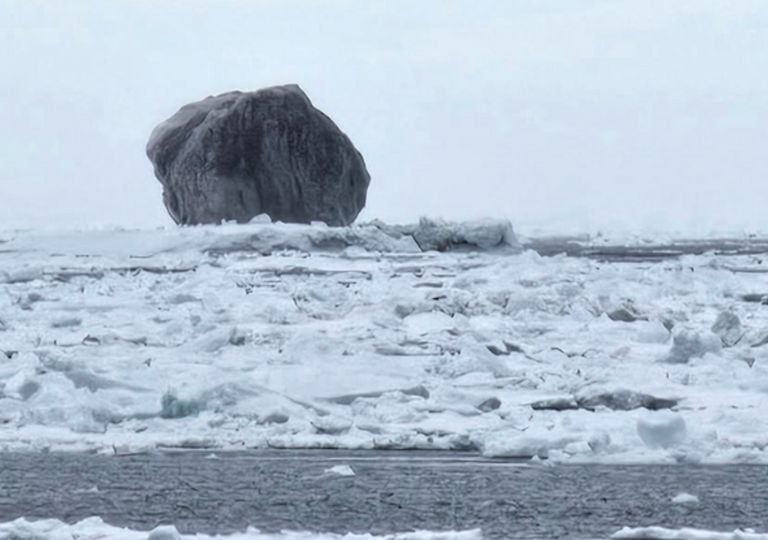 Cosa si sa sul misterioso iceberg nero apparso nel mare del Labrador?